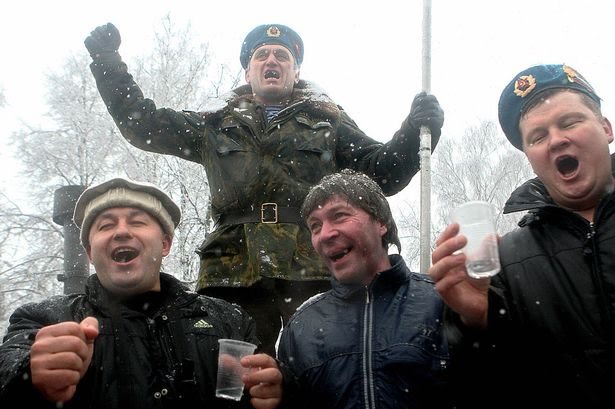 0_Russian-veterans-of-the-Afghan-war-drink